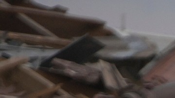 Oficiales del comando del frente interno de Israel inspeccionan el lugar donde un misil lanzado desde Irán impactó en Nes Ziona, Israel.