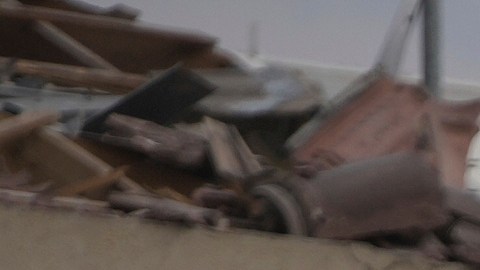 Oficiales del comando del frente interno de Israel inspeccionan el lugar donde un misil lanzado desde Irán impactó en Nes Ziona, Israel.