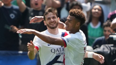 Kvaratskhelia (L) celebra con Desiré Doué (R) su gol ante Seattle Sounders.