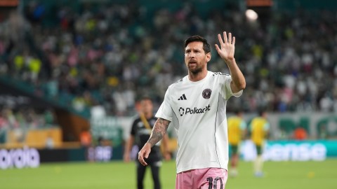 Messi saluda a sus fanáticos antes de enfrentar a Palmeiras en el Mundial de Clubes.