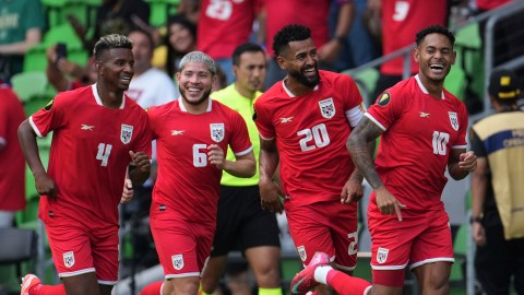 Jugadores de Panamá celebran uno de los goles ante Jamaica en Copa Oro.