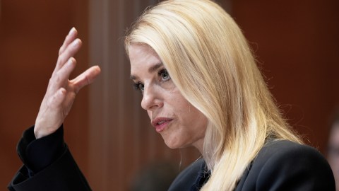 Pam Bondi en una audiencia en el Senado