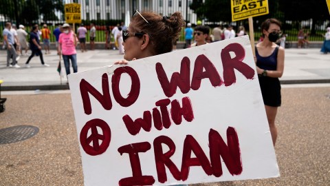 Manifestantes se congregan frente a la Casa Blanca, el 22 de junio de 2025, en Washington, para protestar contra el ataque militar estadounidense a tres sitios en Irán la madrugada del domingo.