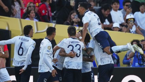 Jugadores de Rayados de Monterrey celebran un gol ante Urawa Red Diamonds en el Mundial de Clubes.