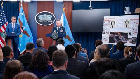 El general Dan Caine, jefe del Estado Mayor Conjunto (derecha), habla durante una conferencia de prensa con el secretario de Defensa, Pete Hegseth, en el Pentágono, el jueves 26 de junio de 2025 en Washington.