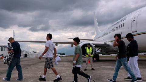 Migrantes en vuelo de deportación llegan a Guatemala
