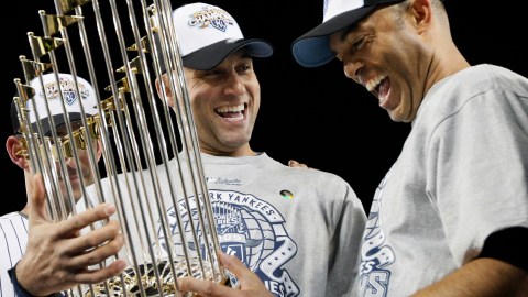 Derek Jeter y Mariano Rivera con el trofeo de Serie Mundial.