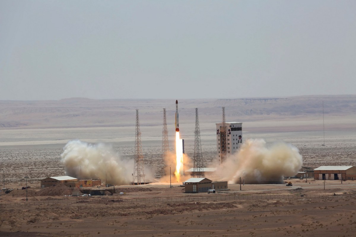 Irán lanza misiles contra la base aérea estadounidense en Qatar