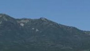 La avioneta fue enderezada de manera segura, dijo la policía.