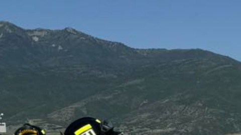 La avioneta fue enderezada de manera segura, dijo la policía.