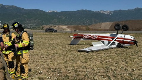 La avioneta fue enderezada de manera segura, dijo la policía.