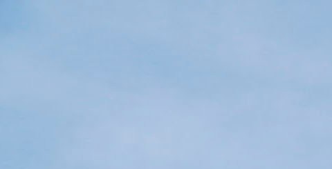 El calor extremo provocó que la calle se abultara y reventara.