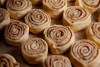 Convierte las tortillas de los burritos en deliciosos roles de canela.