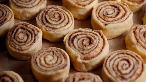 Convierte las tortillas de los burritos en deliciosos roles de canela.