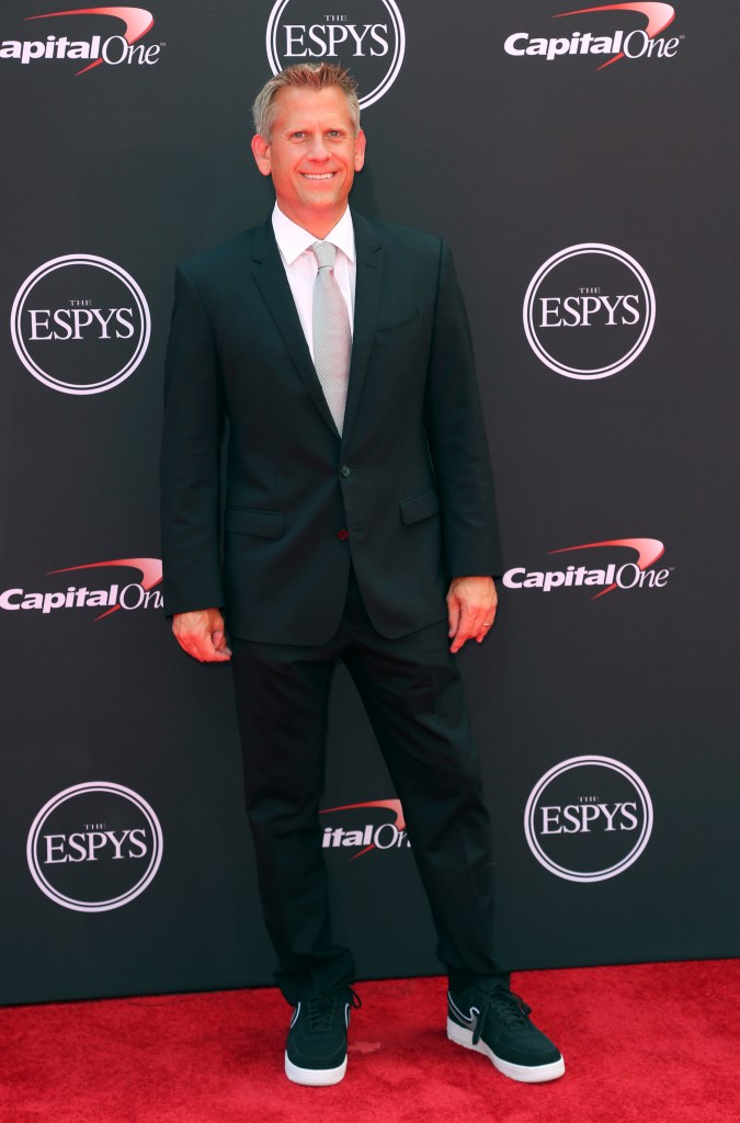John Brenkus llega a los Premios ESPY en el Microsoft Theater el miércoles 18 de julio de 2018 en Los Ángeles. (Foto de Willy Sanjuan/Invision/AP)