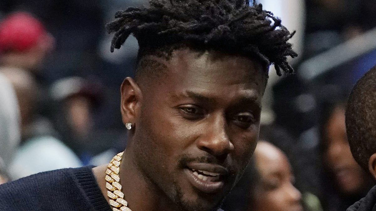 Antonio Brown reaparece en vivo en medio de orden de arresto por presunto intento de asesinato