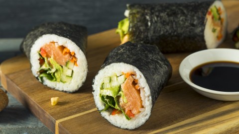 Conoce el paso a paso para hacer unos sabrosos burritos de sushi.