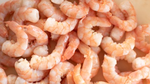 La empresa suspendió la distribución de camarones.