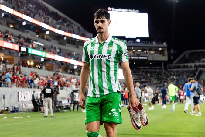 Johnny Cardoso de Real Betis sale del campo después de un partido de fútbol contra el Manchester United el miércoles 31 de julio de 2024 en San Diego. (Photo AP/Derrick Tuskan)