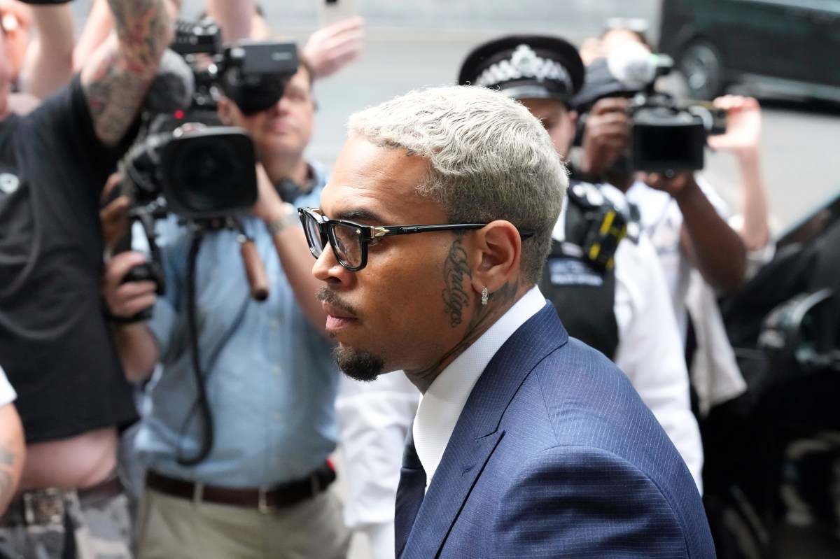 Chris Brown se declara no culpable de intento de agresión en Londres