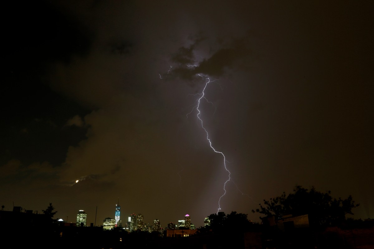 ¿Cómo protegerse durante una tormenta eléctrica? Guía esencial para evitar tragedias