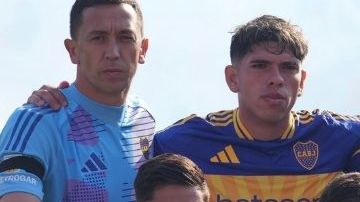 Ayrton Costa con la planilla de Boca Juniors.