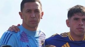 Ayrton Costa con la planilla de Boca Juniors.