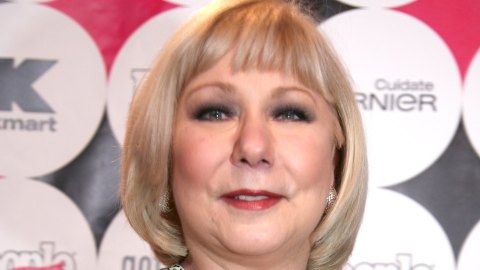 Cristina Saralegui regresa a Univision luego de varios años para hablar con Karol G y conocer los detalles de 'Tropicoqueta'.