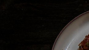 La especialidad de la casa es la parrilla tradicional argentina, con cortes cocinados a fuego abierto y lento, además de ceviches, crudos y mariscos