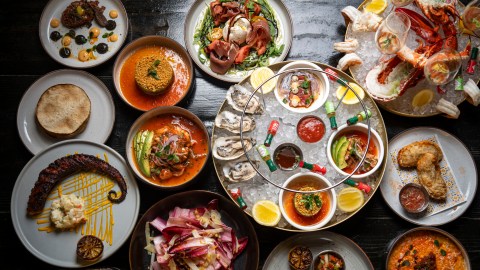 La especialidad de la casa es la parrilla tradicional argentina, con cortes cocinados a fuego abierto y lento, además de ceviches, crudos y mariscos
