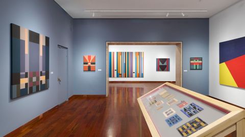 La exposición, curada por el historiador del arte Edward J. Sullivan, reúne grandes acrílicos, estudios preparatorios y obras sobre papel.