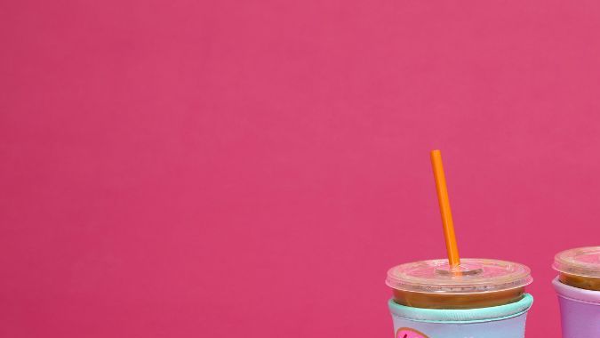 Fundas para tazas y tapas para pajitas.