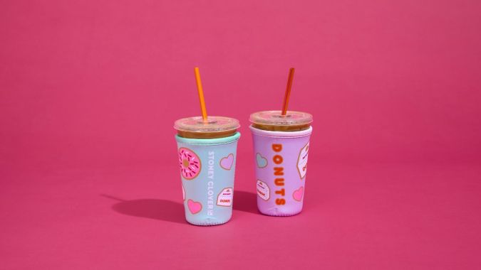 Fundas para tazas y tapas para pajitas.