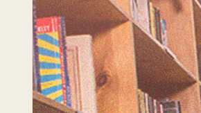 La iniciativa esconde diez marcadores dorados dentro de libros seleccionados especialmente en diez bibliotecas comunitarias Little Free Library en cinco ciudades principales del país