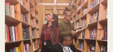 La iniciativa esconde diez marcadores dorados dentro de libros seleccionados especialmente en diez bibliotecas comunitarias Little Free Library en cinco ciudades principales del país