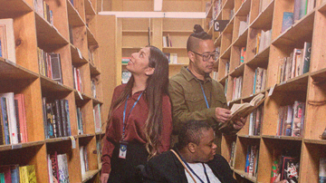 La iniciativa esconde diez marcadores dorados dentro de libros seleccionados especialmente en diez bibliotecas comunitarias Little Free Library en cinco ciudades principales del país