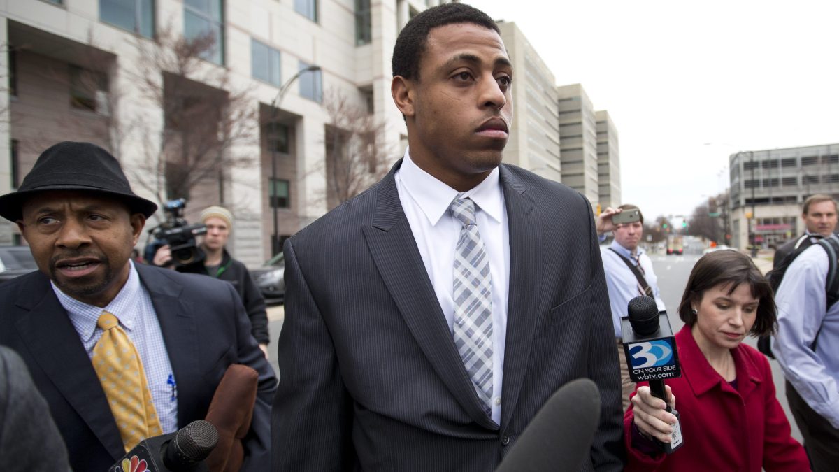 Exjugador de NFL y peleador de UFC Greg Hardy fue arrestado por supuesta agresión a familiar