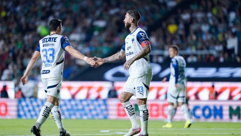 Sergio Ramos destaca el nivel de Rayados para el Mundial de Clubes. "Nos vamos con la conciencia tranquila por haber jugado bien. Hay veces que en el fútbol las cosas no salen como uno quiere. Es una pena irte de un Mundial de clubes, de una competición, aunque nos sentimos orgullosos", expresó. Los Rayados fueron derrotados por 2-1 por el Borussia Dortmund en los octavos de final. Los alemanes tomaron ventaja de dos goles con par de dianas de Serhou Guirassy, pero los mexicanos no entraron en pánico, descontaron con un gol del argentino Germán Berterame y por momentos presionaron, mas no les alcanzó. "Nos tocó abandonar esta competición, sin embargo, nos servirá para seguir creciendo en el futuro como equipo, nos vamos con la cabeza bien alta", reiteró. Ramos fichó con los Rayados a inicios de este año y desde entonces ha sido líder del equipo, uno de los de mayor poderío económico en México. Al referirse al fútbol del país, basado en su experiencia, destacó la tendencia al alza de la liga. "El fútbol mexicano está creciendo. Hay talento y como he dicho en otras ocasiones, muy equiparable a las Grandes Ligas, aunque están en un proceso", aseveró. El entrenador español Domenec Torrent debutó en el banquillo del Monterrey en el Mundial de Clubes y con el nuevo estratega intentarán ganar el torneo Apertura 2025, que comenzará el próximo 11 de julio.