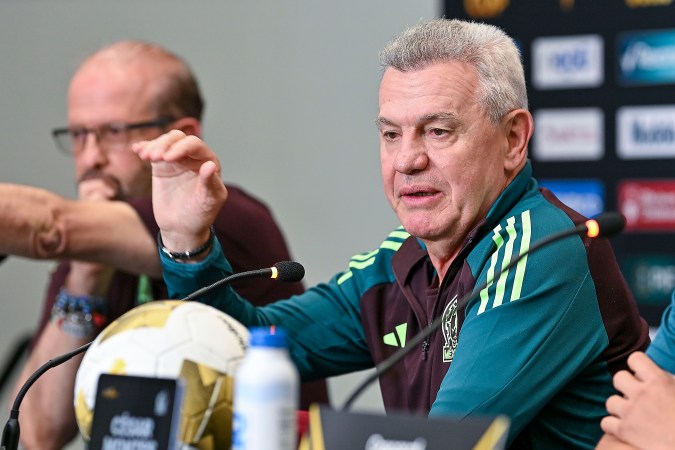 Javier Aguirre emocionado por tener a Guillermo Ochoa con la selección.