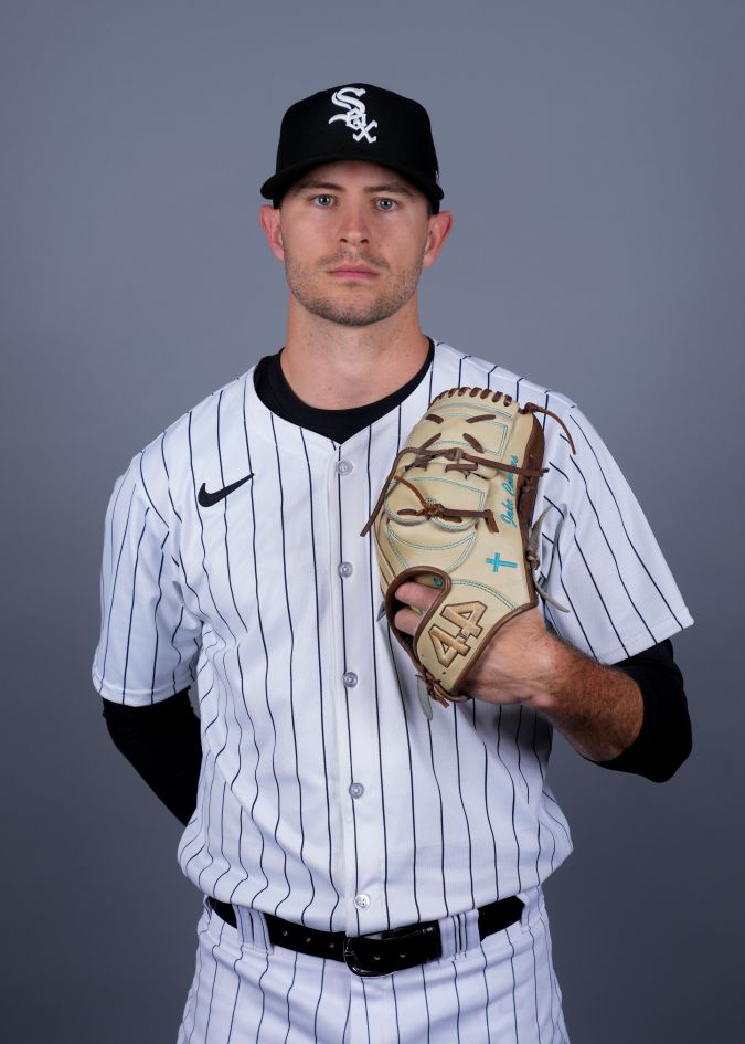 Esta es una foto de 2024 del lanzador Jake Cousins, del equipo de béisbol Chicago White Sox. Esta imagen refleja la plantilla activa de los Chicago White Sox al miércoles 21 de febrero de 2024, fecha en que se tomó en Phoenix. (Foto AP/Lindsey Wasson)