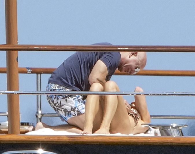 Bezos y Sánchez disfrutaron tomando el sol desde su megayate.