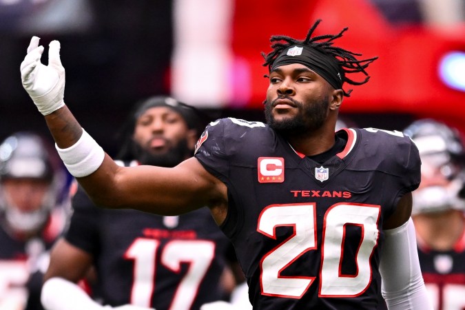 Jimmie Ward (20), safety de los Houston Texans, ingresa al campo antes del partido contra los Miami Dolphins durante un partido de fútbol americano de la NFL, el domingo 15 de diciembre de 2024 en Houston. (Foto AP/Maria Lysaker)