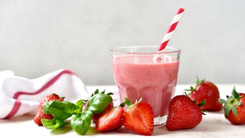 La combinación de fresa y espinacas aporta antioxidantes y nutrientes.