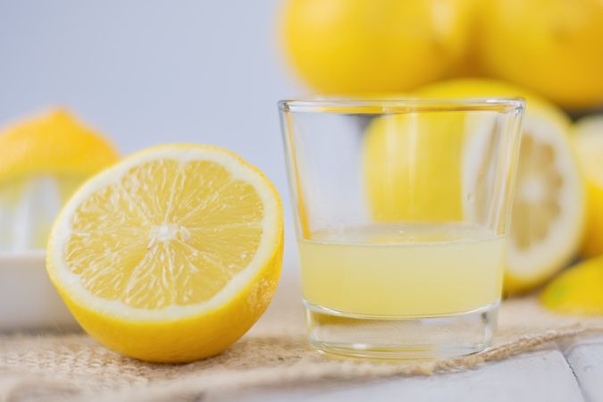 El jugo de limón es clave en algunas recetas, y aunque cambia la rextura de la carne, no elimina los microorganismos ni bacterias.