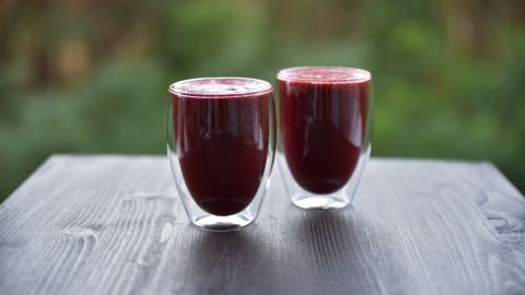 Hay tres bebidas que puedes preparar en casa que ayudan a limpiar el hígado.