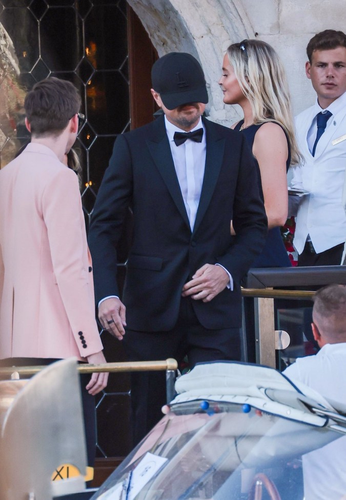 Leonardo DiCaprio ocultó su rostro con una gorra.