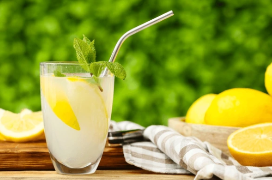 El jugo de limón aporta sabor a las bebidas refrescantes y dependiendo de cómo lo usas le puede dar intensidad.