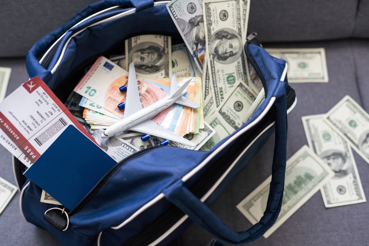 Llevar dinero en efectivo sin declarar puede terminar en decomiso: Cómo actúan los aeropuertos de Nueva York