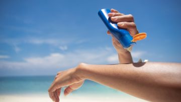 Según una encuesta hecha por Neutrogena, un 62% de los hispanos en Estados Unidos no reaplica el protector como se recomienda.