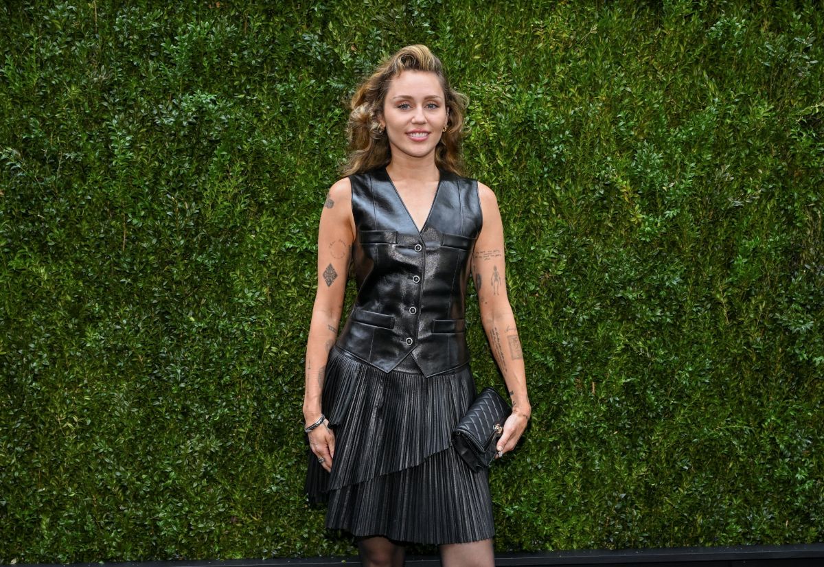 Miley Cyrus dijo que su padre Billy Ray fumó ‘hierba’ en el set de ‘Hannah Montana’
